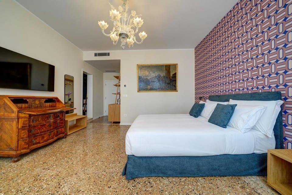 Bed, TV and multimedia, Photo of the whole room