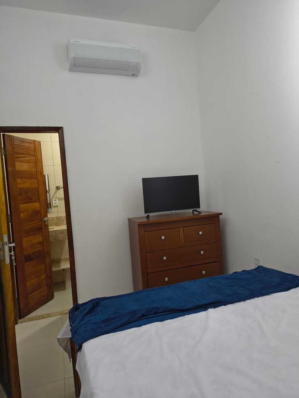 TV and multimedia, Photo of the whole room, Bedroom, air conditioner
