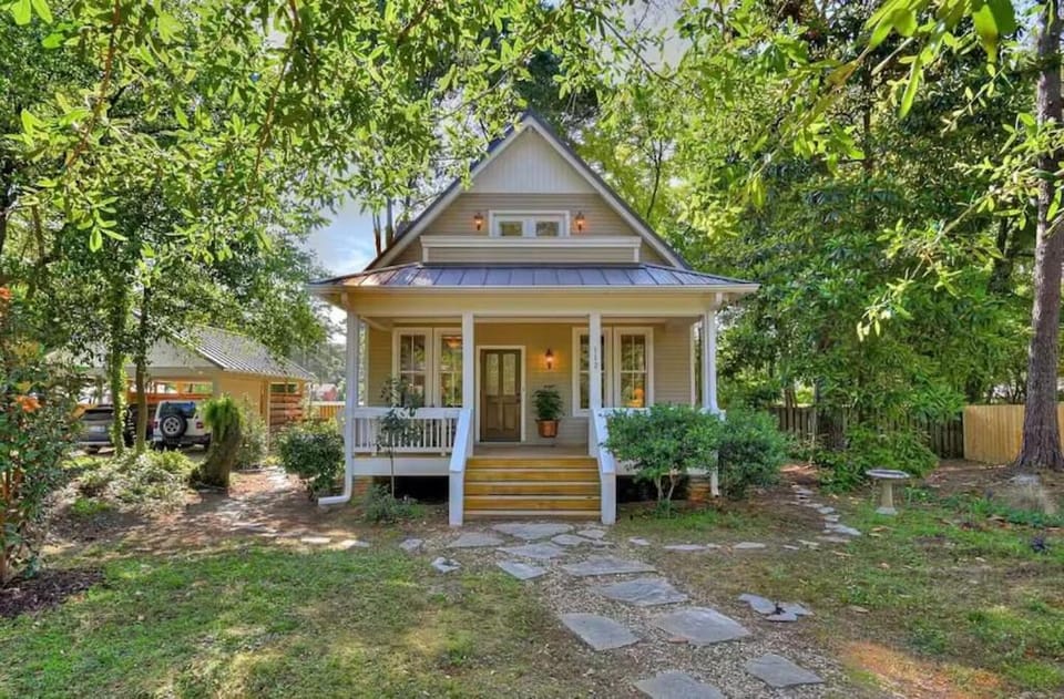 Property building, Facade/entrance, Neighbourhood, Lobby or reception