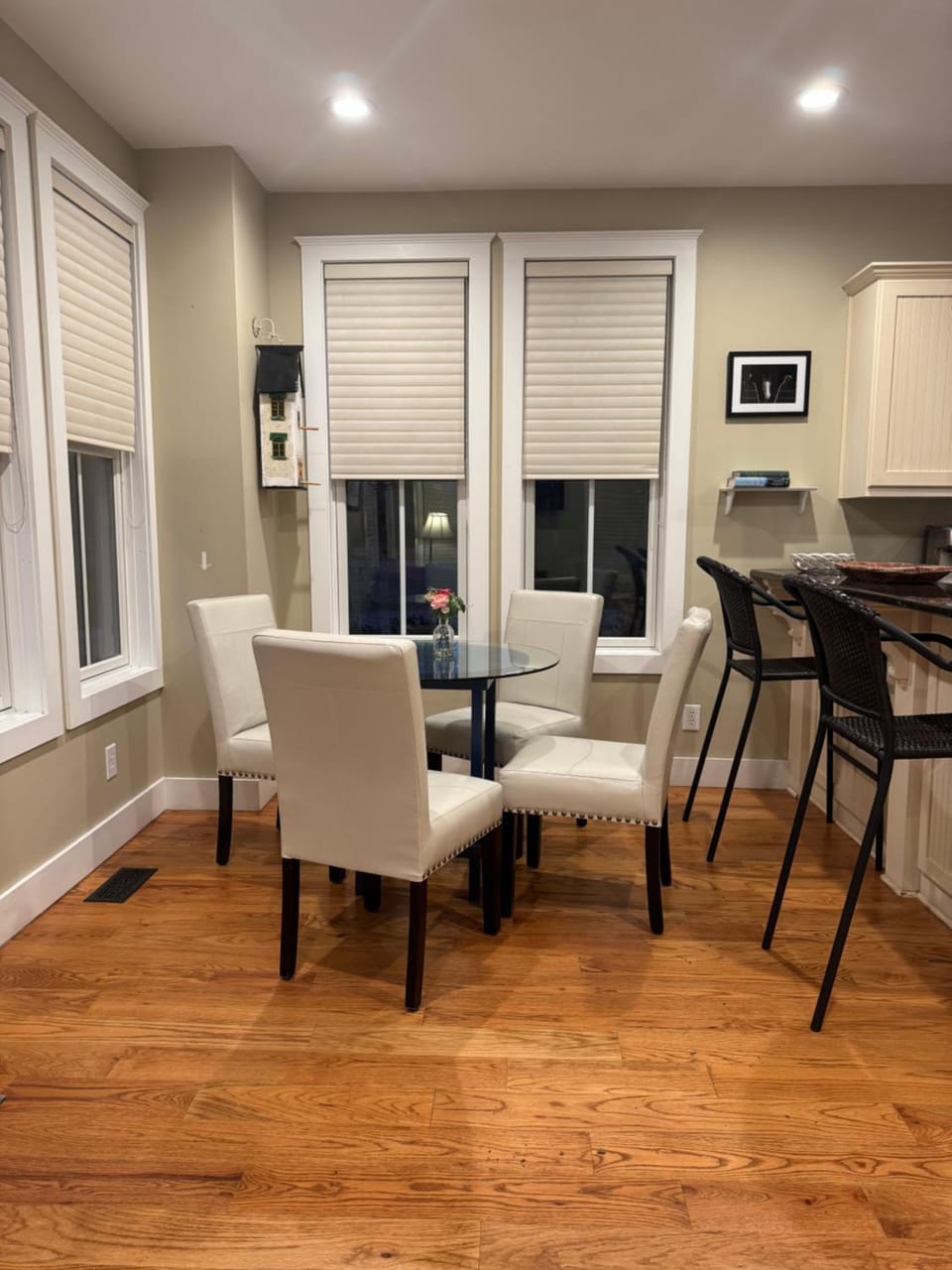 Kitchen or kitchenette, Seating area, Dining area