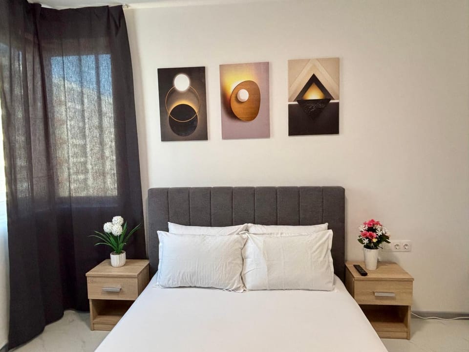 Bed, Living room, Photo of the whole room, Bedroom