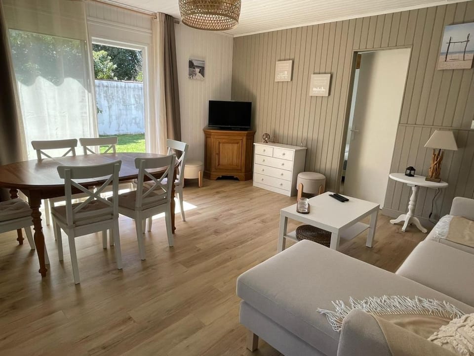 TV and multimedia, Living room, Dining area