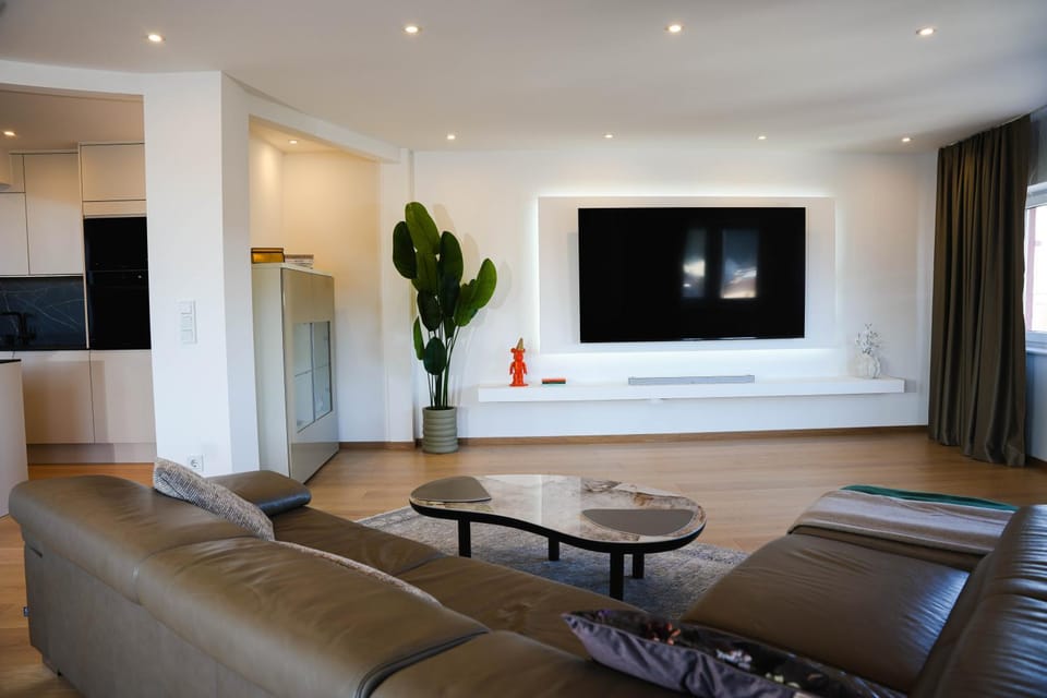 TV and multimedia, Living room, Seating area, Evening entertainment