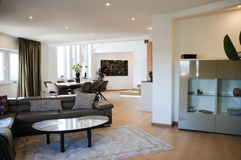 TV and multimedia, Kitchen or kitchenette, Living room, Seating area, Dining area