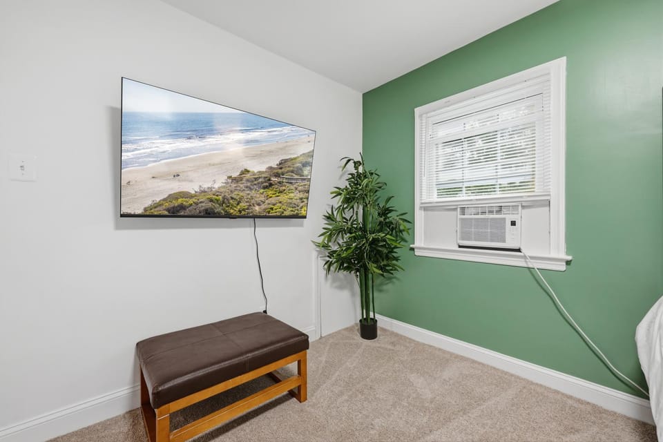 1 min to DC 8 beds sleeps 16 with yard and parking House in Mount Rainier