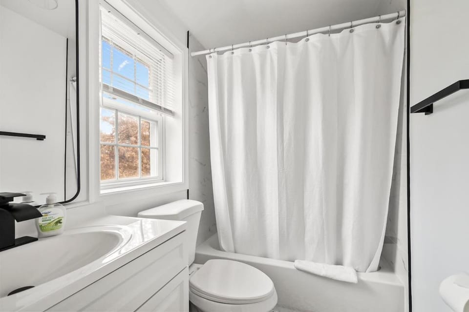 1 min to DC 8 beds sleeps 16 with yard and parking House in Mount Rainier