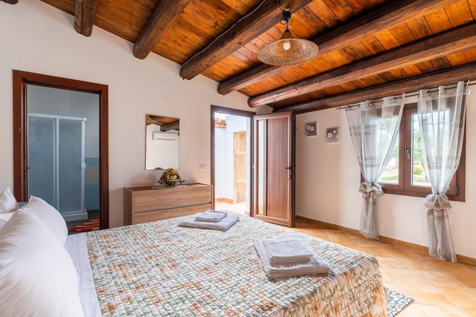 Bed, Photo of the whole room, Bedroom, towels