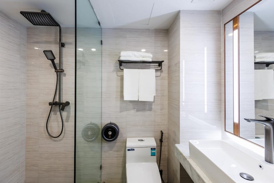Shower, Toilet, Bathroom, towels
