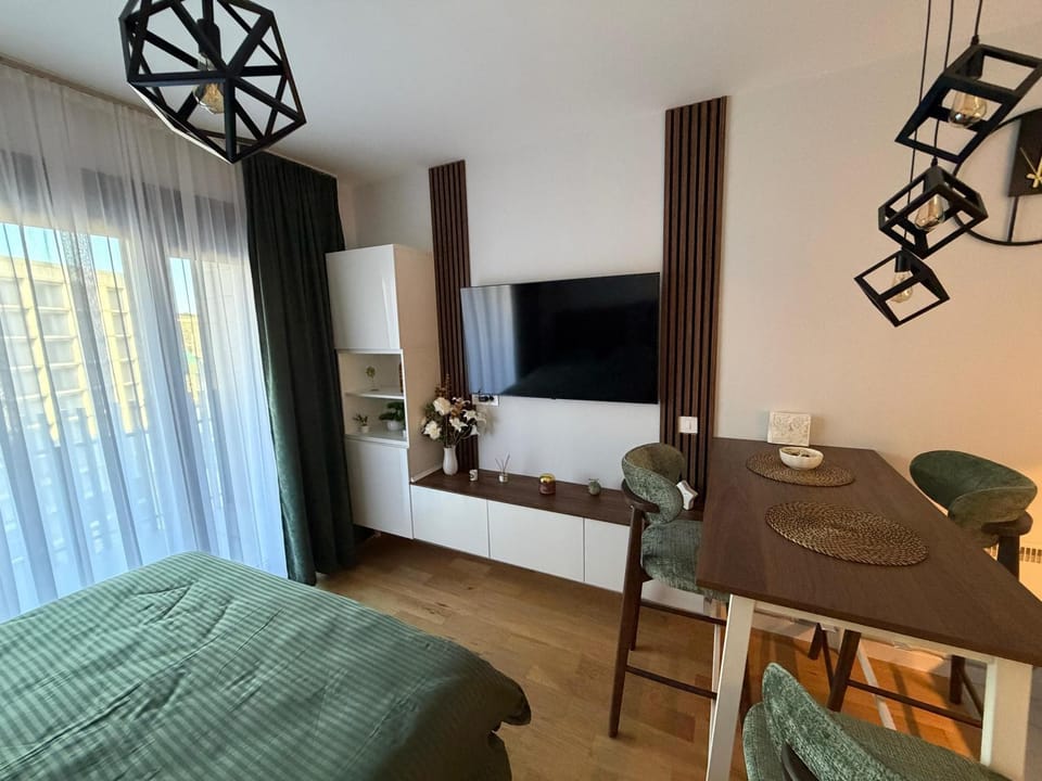 Communal lounge/ TV room, TV and multimedia, Living room, Seating area, Dining area, Evening entertainment