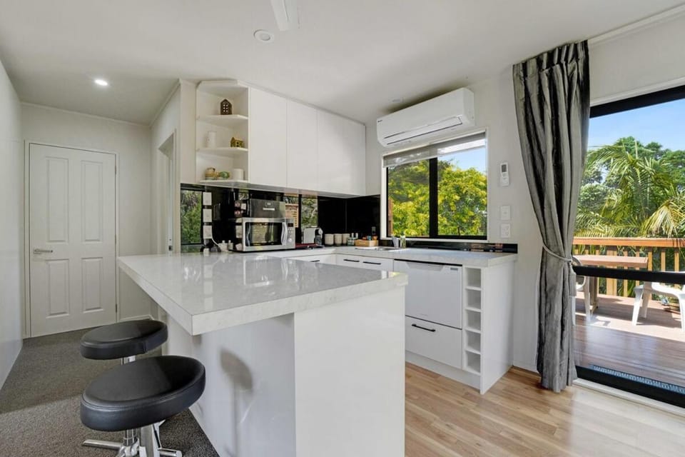 View (from property/room), Balcony/Terrace, Kitchen or kitchenette, Dining area, stove, air conditioner