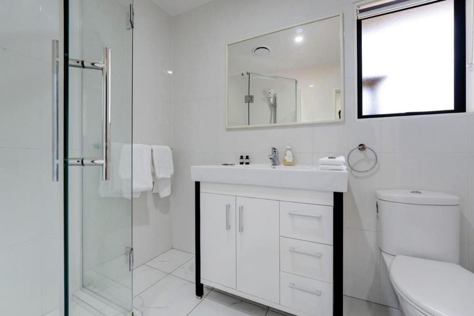 Shower, Toilet, Bathroom, towels