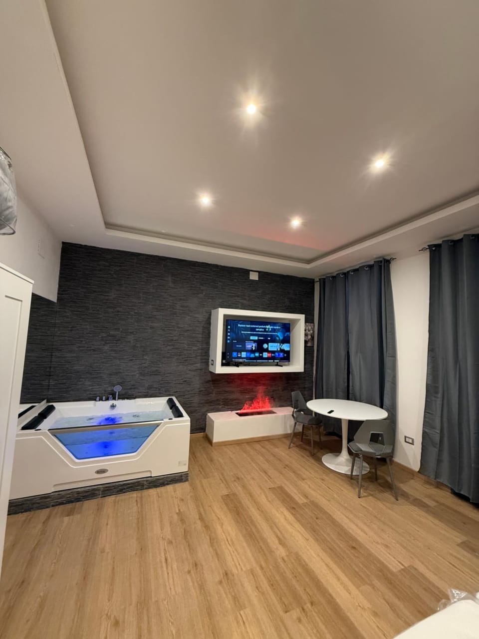 Hot Tub, TV and multimedia, Photo of the whole room, Bedroom