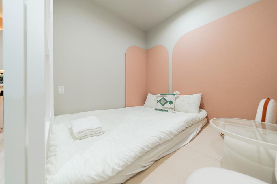 B1 Shibuya, 4 bedrooms and 1 living room 2 bathrooms 2 toilets, 7 mins to ST Max 8P 渋谷全新装修 四室一厅 交通中心 车站7分钟 最大8人 直达新宿 涉谷 表参道 品川 池袋 上野 代代木 银座 原宿 Apartment in Shibuya