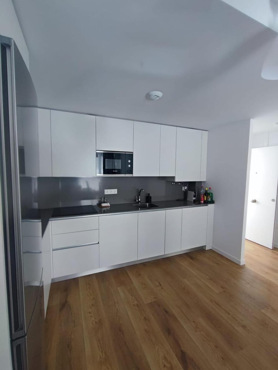 Kitchen or kitchenette, dishwasher, oven