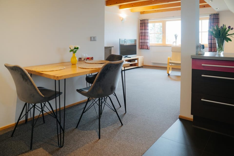 Kitchen or kitchenette, Seating area