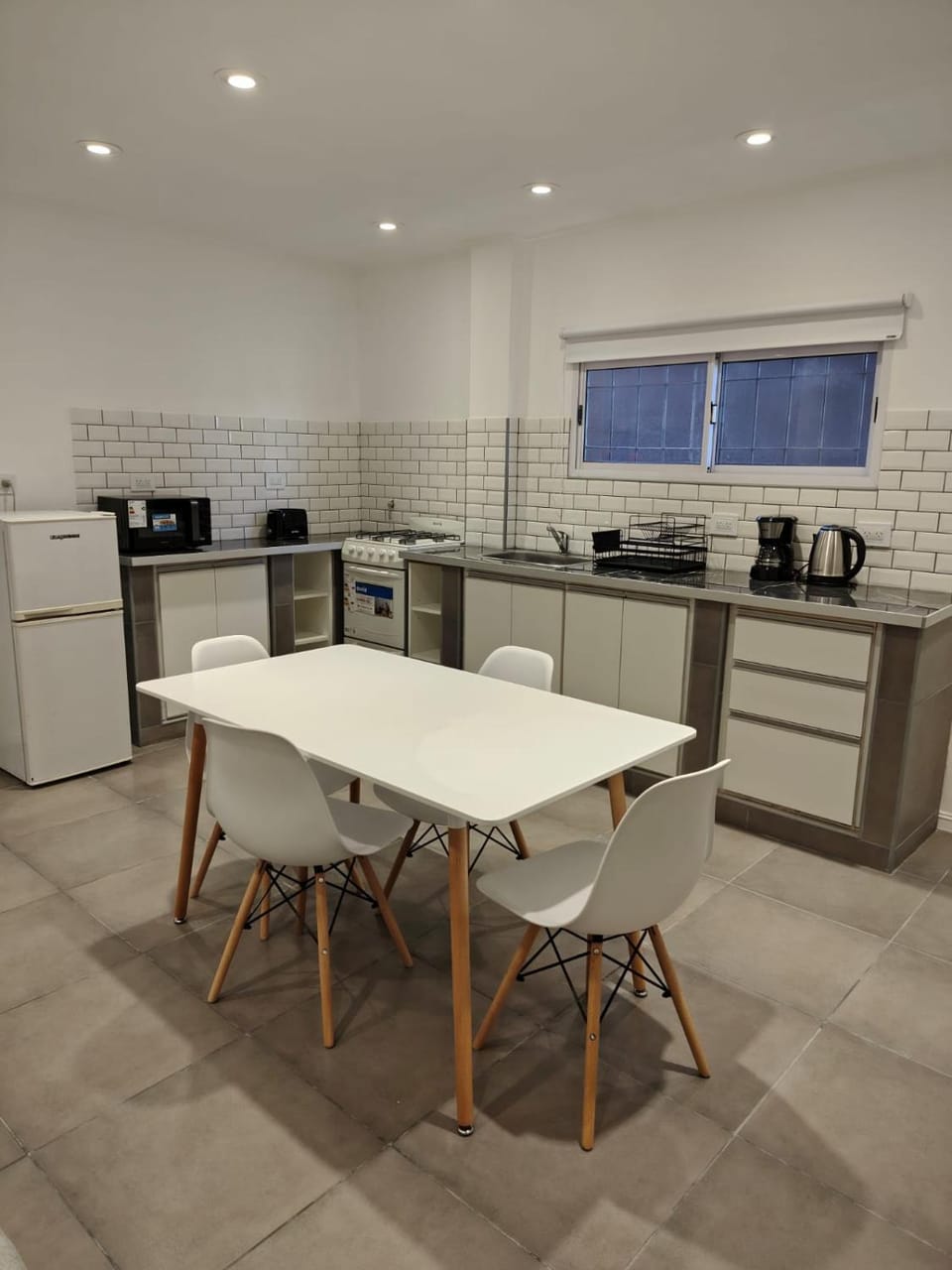 Coffee/tea facilities, Dining area, minibar, pet friendly, stove, toaster