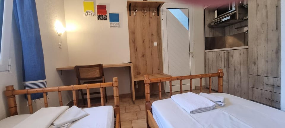 Bed, TV and multimedia, Kitchen or kitchenette, Photo of the whole room, Dining area, Bedroom, towels, wardrobe