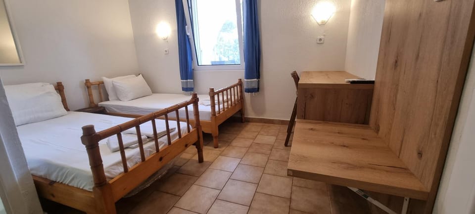 Bed, Photo of the whole room, Seating area, Bedroom