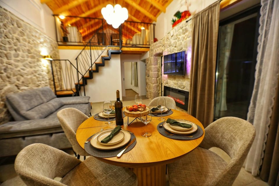 TV and multimedia, Living room, Seating area, Dining area