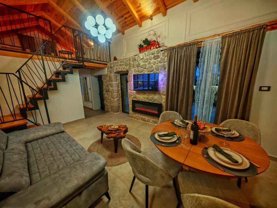 TV and multimedia, Living room, Seating area, Dining area