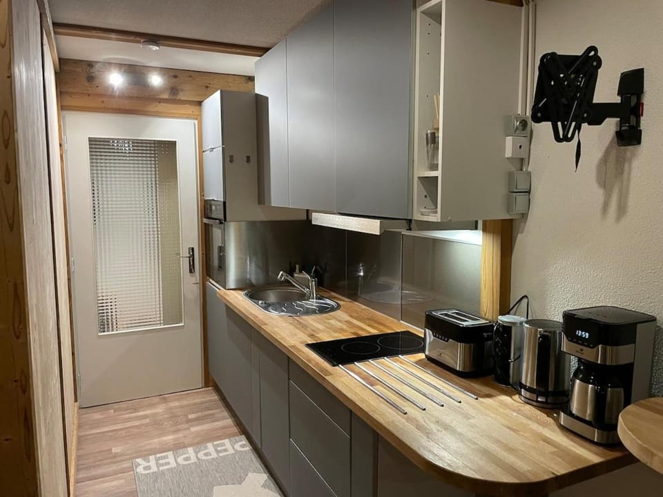 Coffee/tea facilities, Kitchen or kitchenette, stove, toaster