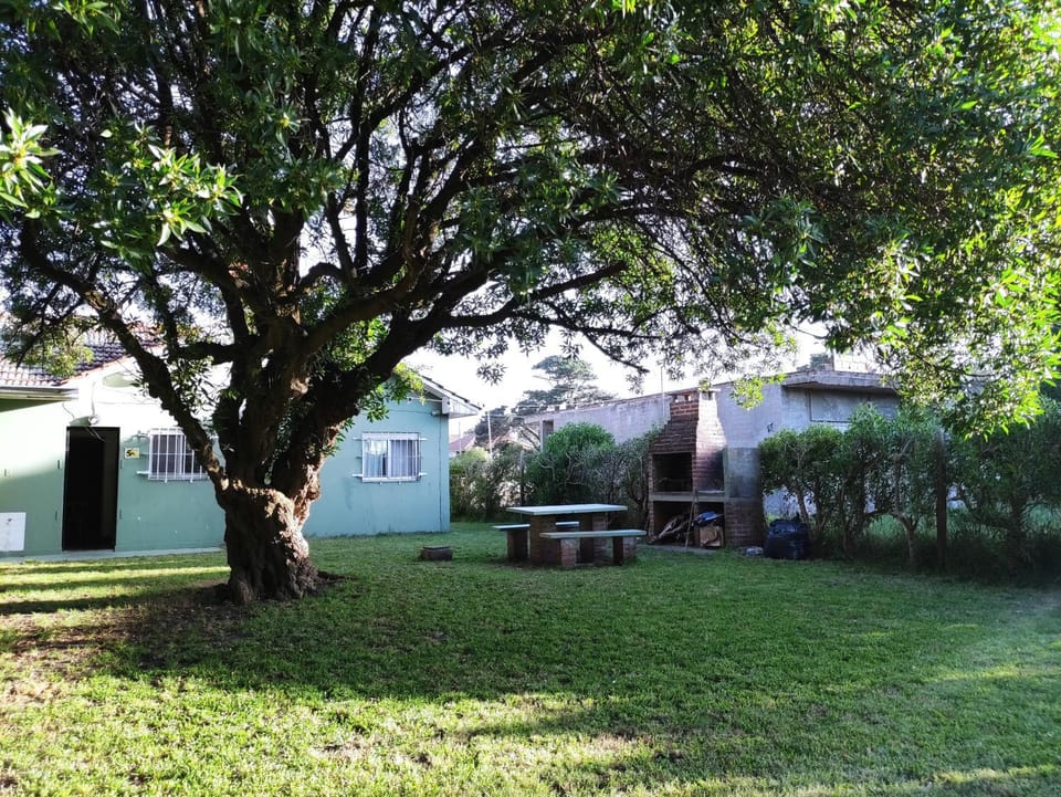 Casa para 5 personas con gran parque y parrilla en entorno natural y tranquilo a pasos de las playas del sur de Mar del plata House in Mar del Plata
