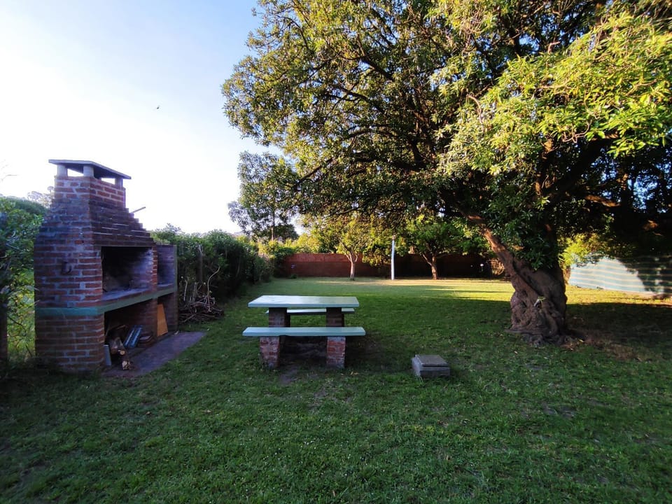 Casa para 5 personas con gran parque y parrilla en entorno natural y tranquilo a pasos de las playas del sur de Mar del plata House in Mar del Plata