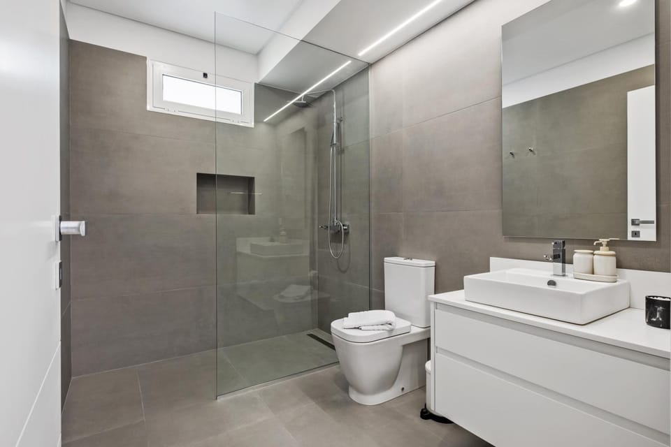 Shower, Toilet, Bathroom, towels