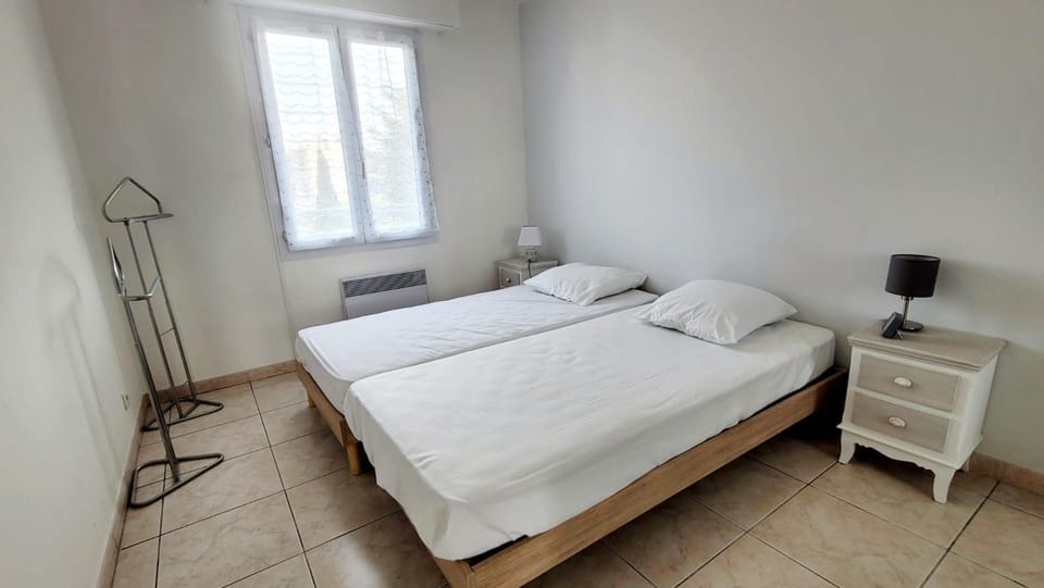 Grand appart 82m2 terrasse 2 ch 7 pers clim Apartment in Saint-Raphael