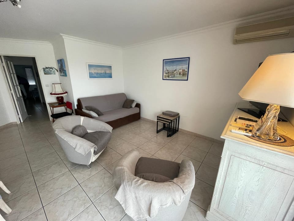 Grand appart 82m2 terrasse 2 ch 7 pers clim Apartment in Saint-Raphael
