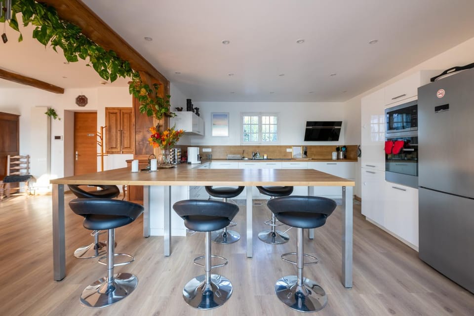 TV and multimedia, Coffee/tea facilities, Kitchen or kitchenette, Dining area, dishwasher, minibar, oven, pet friendly, stove, kitchen