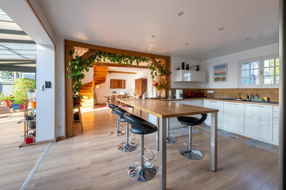 Coffee/tea facilities, Kitchen or kitchenette, Living room, Seating area, Dining area, pet friendly, stove, toaster