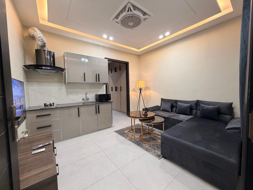 TV and multimedia, Kitchen or kitchenette, Living room, Seating area, oven
