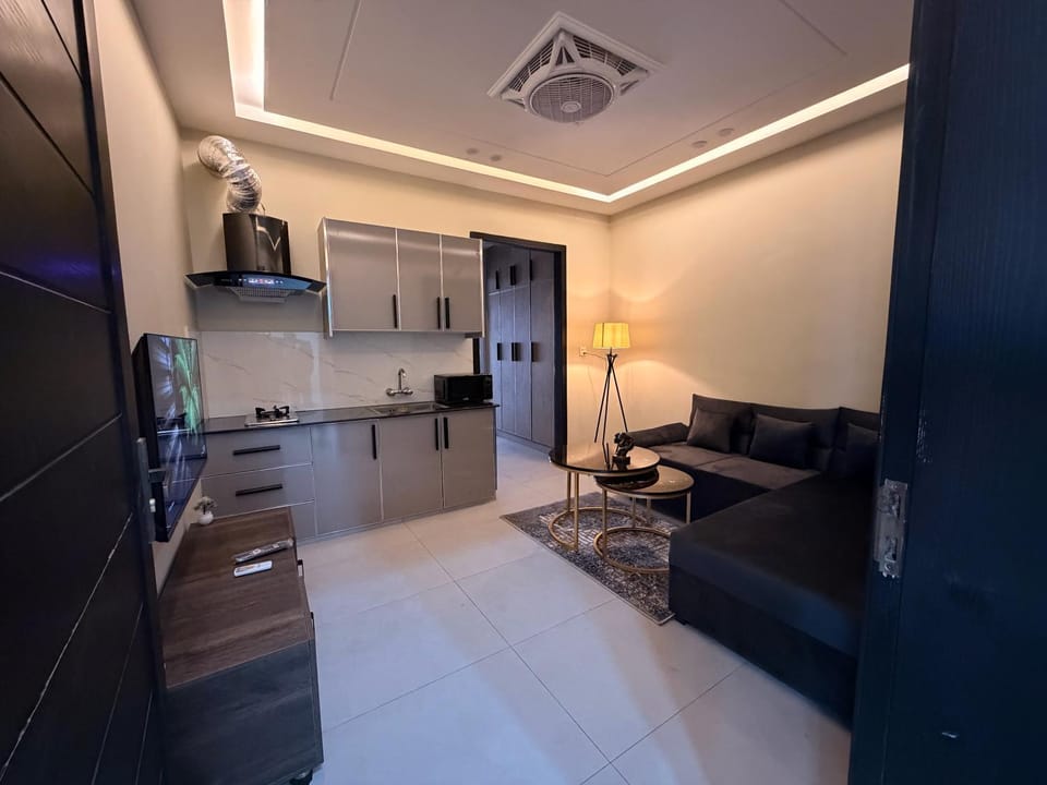 TV and multimedia, Kitchen or kitchenette, Living room, Seating area, oven