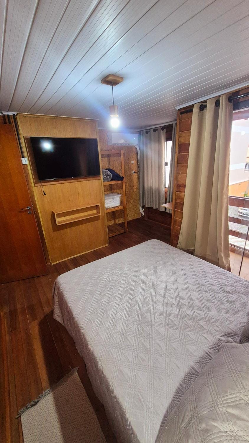 Bed, TV and multimedia, Photo of the whole room, Bedroom