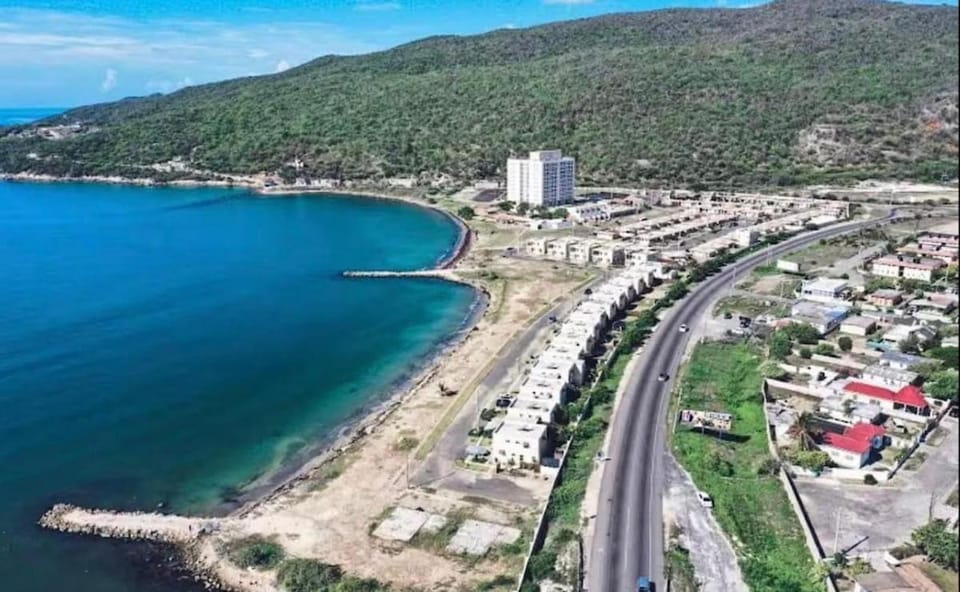 Melzway, Modern 2BR Beach Apartment, Relax and Unwind Apartment in Portmore