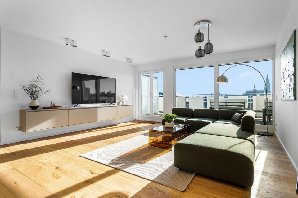 Communal lounge/ TV room, Bed, TV and multimedia, View (from property/room), Balcony/Terrace, Living room, Photo of the whole room, Seating area, Evening entertainment, Bedroom