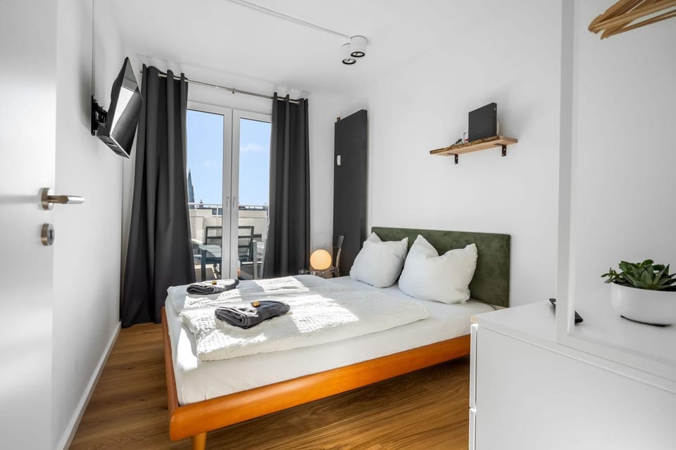Bed, TV and multimedia, Photo of the whole room, Seating area, Bedroom, towels