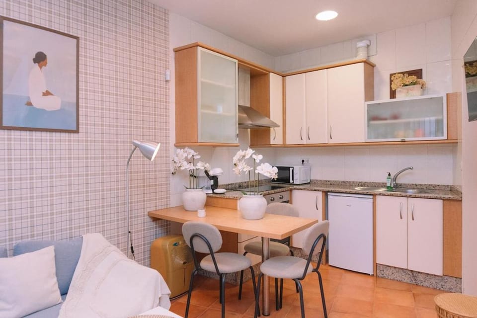 Belleza en el casco antiguo by CABANA Rentals Apartment in Vigo