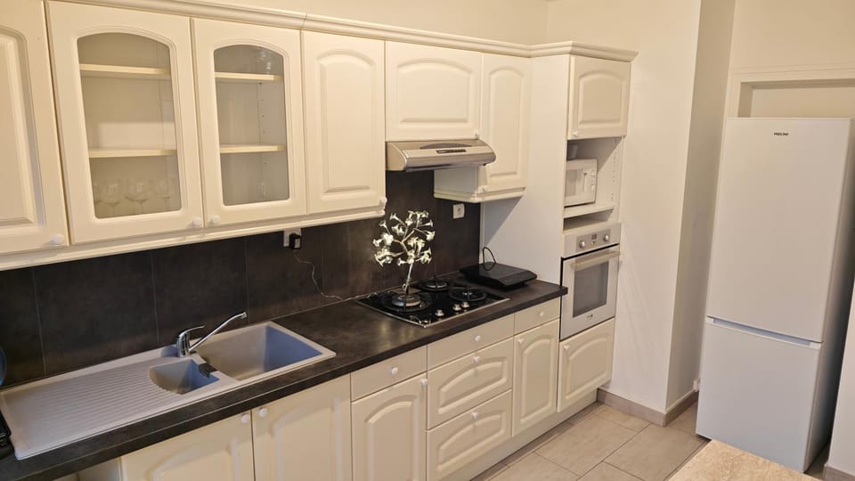 Cosy Place, Private Parking, 26 min to Paris Apartment in Île-de-France