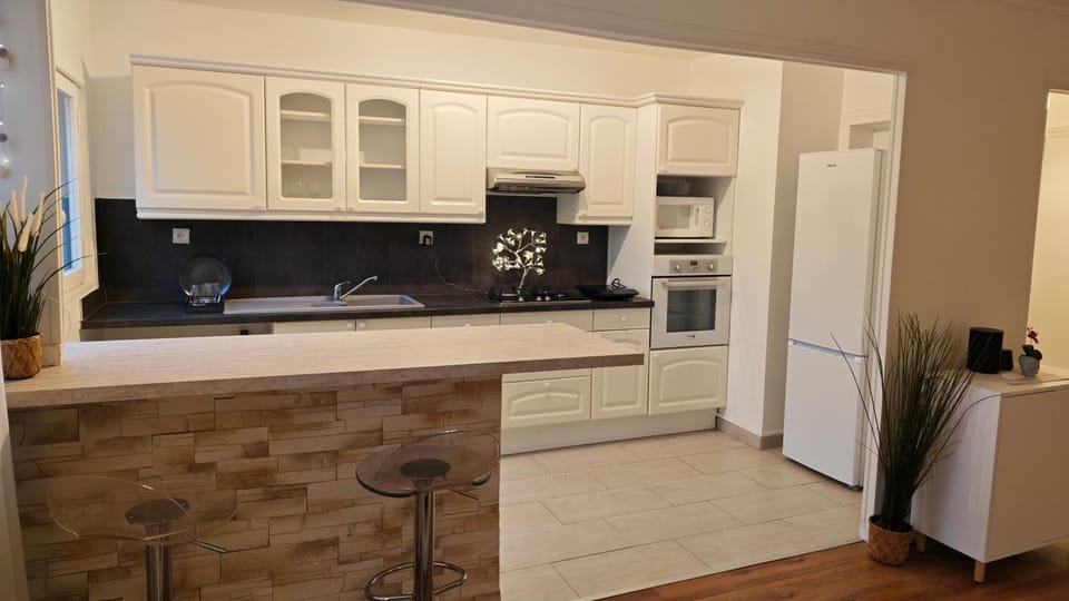 Cosy Place, Private Parking, 26 min to Paris Apartment in Île-de-France