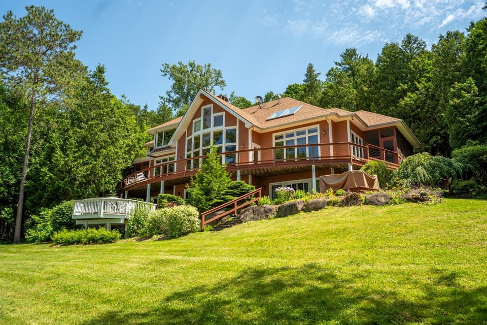 Rustic-modern Lake House in Milton Near Burlington and Eagle Mountain House in Georgia