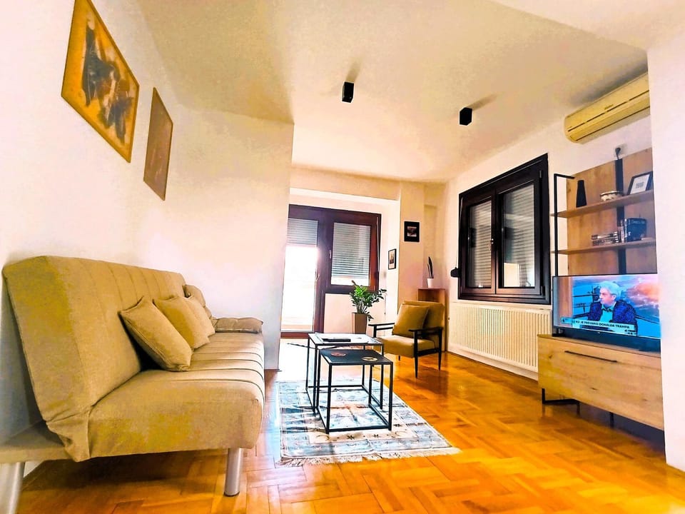 TV and multimedia, Living room, Seating area, air conditioner