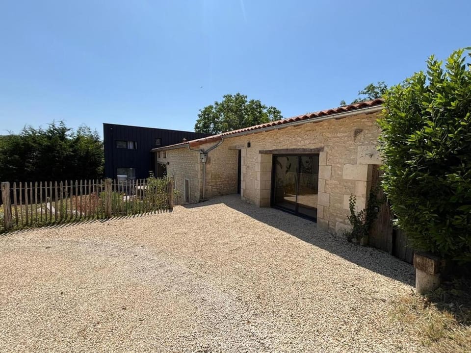 Belle longère rénovée avec piscine à 5 minutes du Futuroscope House in Centre-Val de Loire