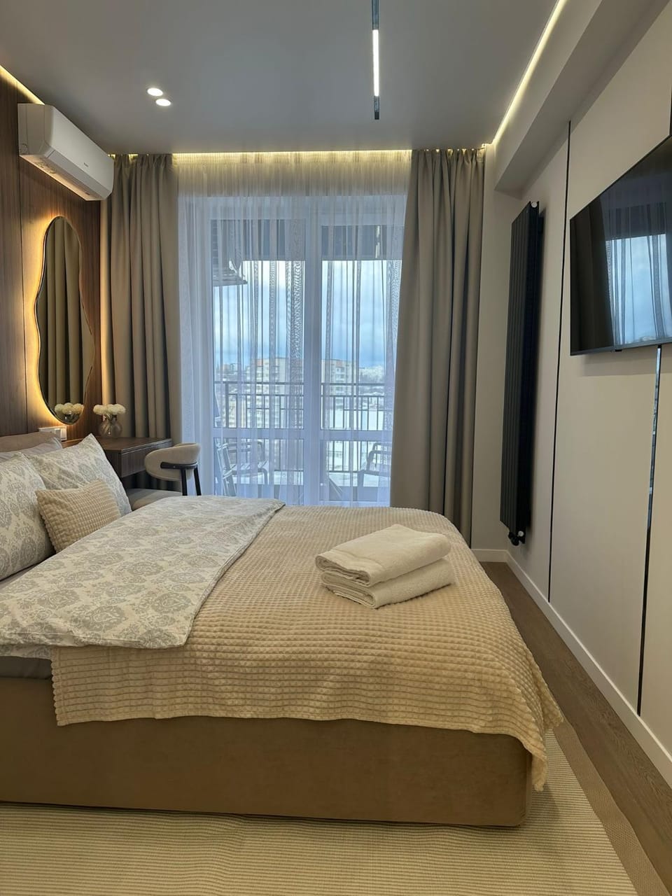 Bed, TV and multimedia, Bedroom, towels