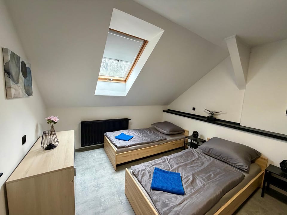 Bed, Bedroom, towels