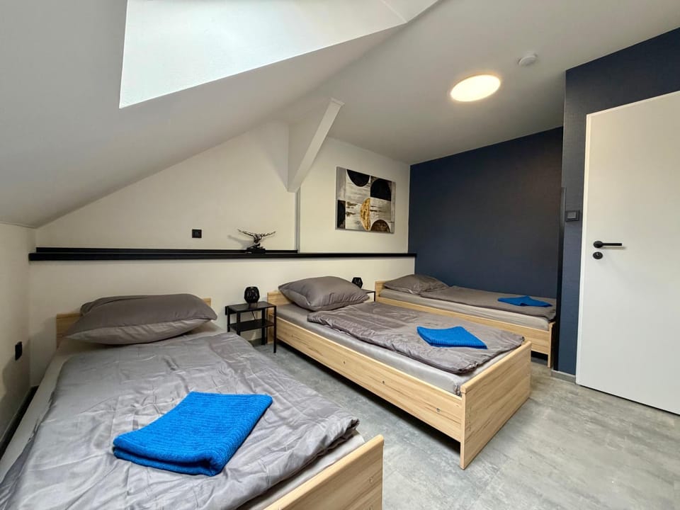Bed, Bedroom, towels