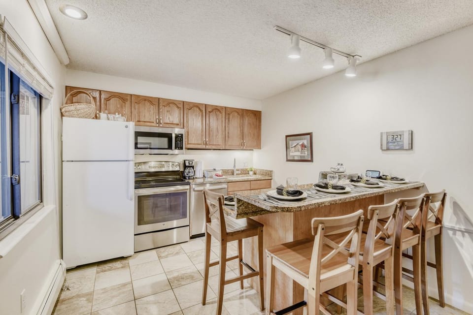Freshly Updated Condo, across the street from the resort Edel O apts Apartment in Park City