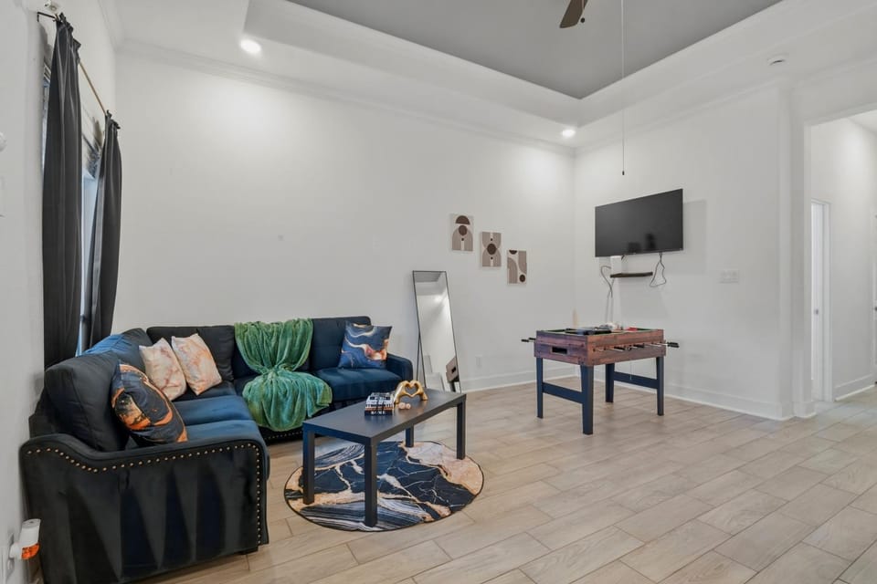 Communal lounge/ TV room, TV and multimedia, Living room, Seating area, Evening entertainment