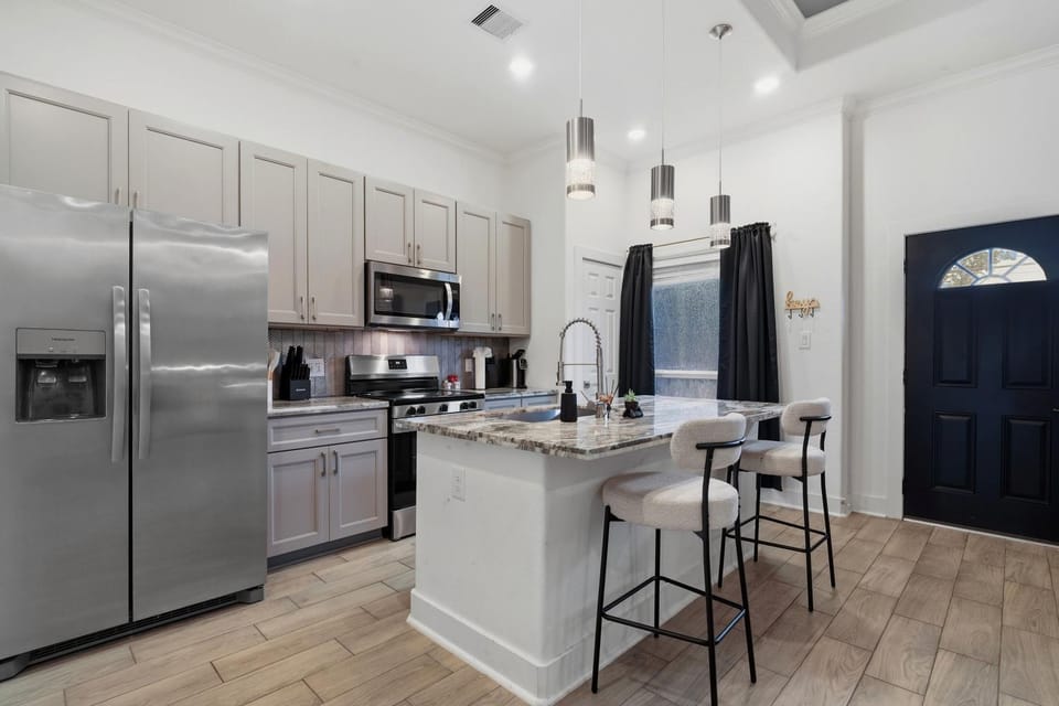 Kitchen or kitchenette, Dining area, oven